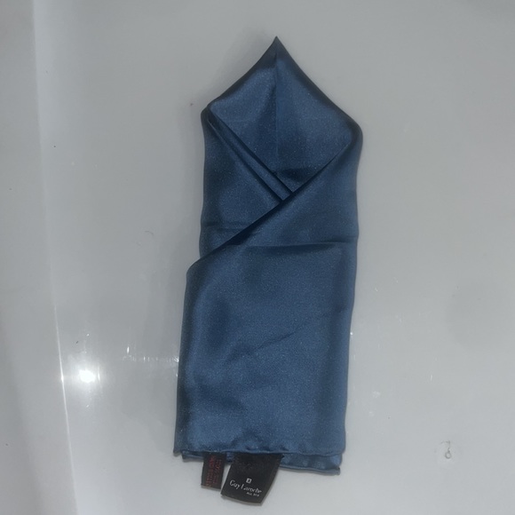 Guy Laroche 100% silk pocket square in excellent condition - Picture 2 of 7